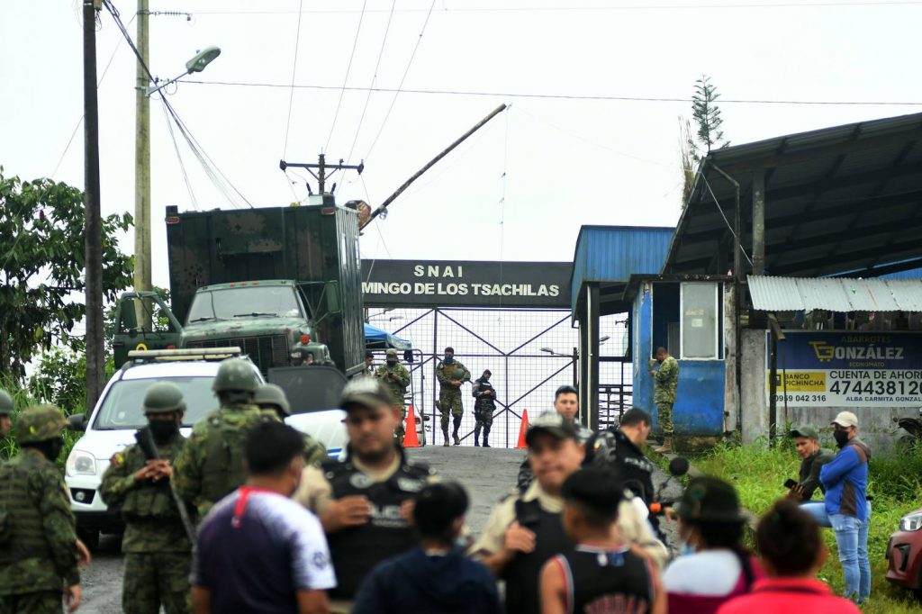 Ingreso a la cárcel Bellavista de Santo Domingo de los Tsáchilas, donde ayer ocurrió una masacre que dejó 44 reclusos fallecidos